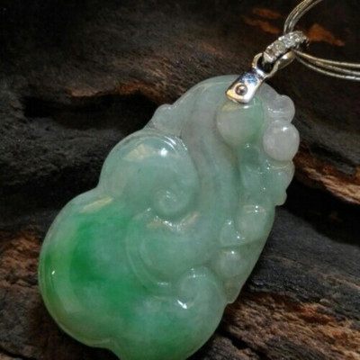 集翠致美，溫潤(rùn)于頸 蘇寧易購翡翠324掛件吊墜品鑒