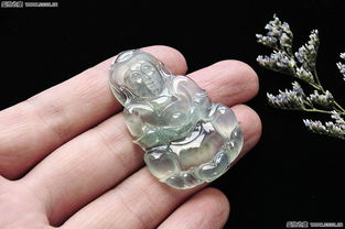 翡翠奇珍 玻璃種強熒光觀音玉墜，水潤靈韻之美